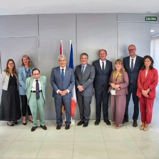 Miembros de ambas delegaciones en la sede de la Audiencia Nacional